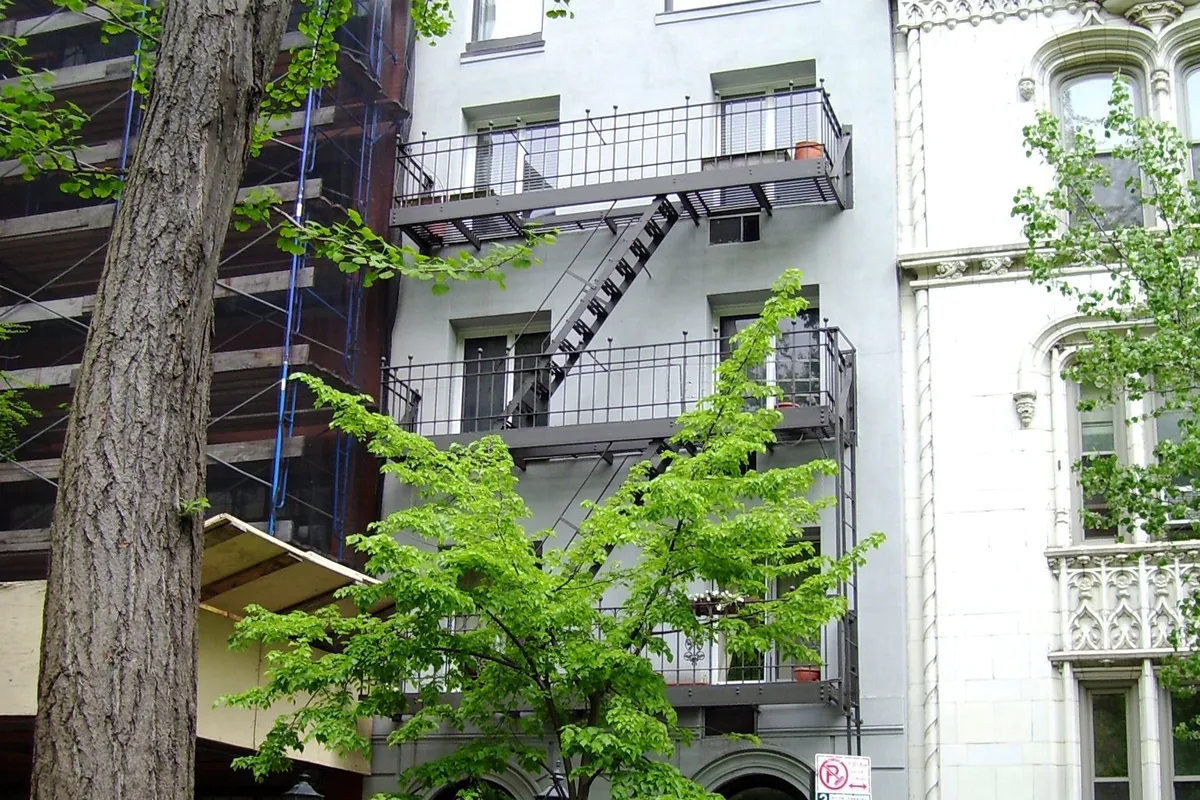 The former 37 Gramercy Park East in 2010, a narrow 1850s townhouse demolished in 2025 for the new building (not the new building)