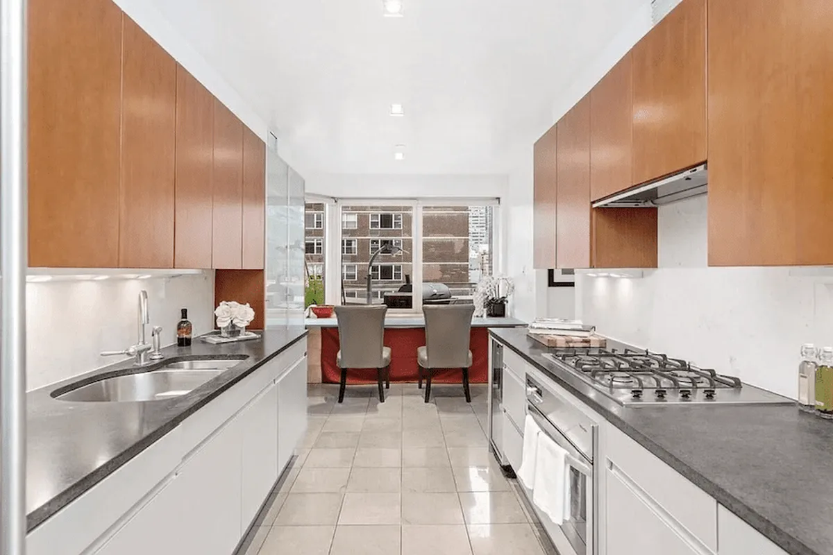Galley kitchen in a Milan condominium apartment