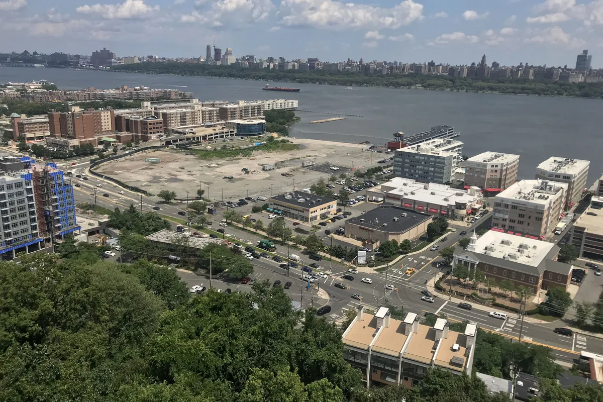 Edgewater Harbor and River Road seen from the Palisades, with the Hudson and the Manhattan skyline beyond