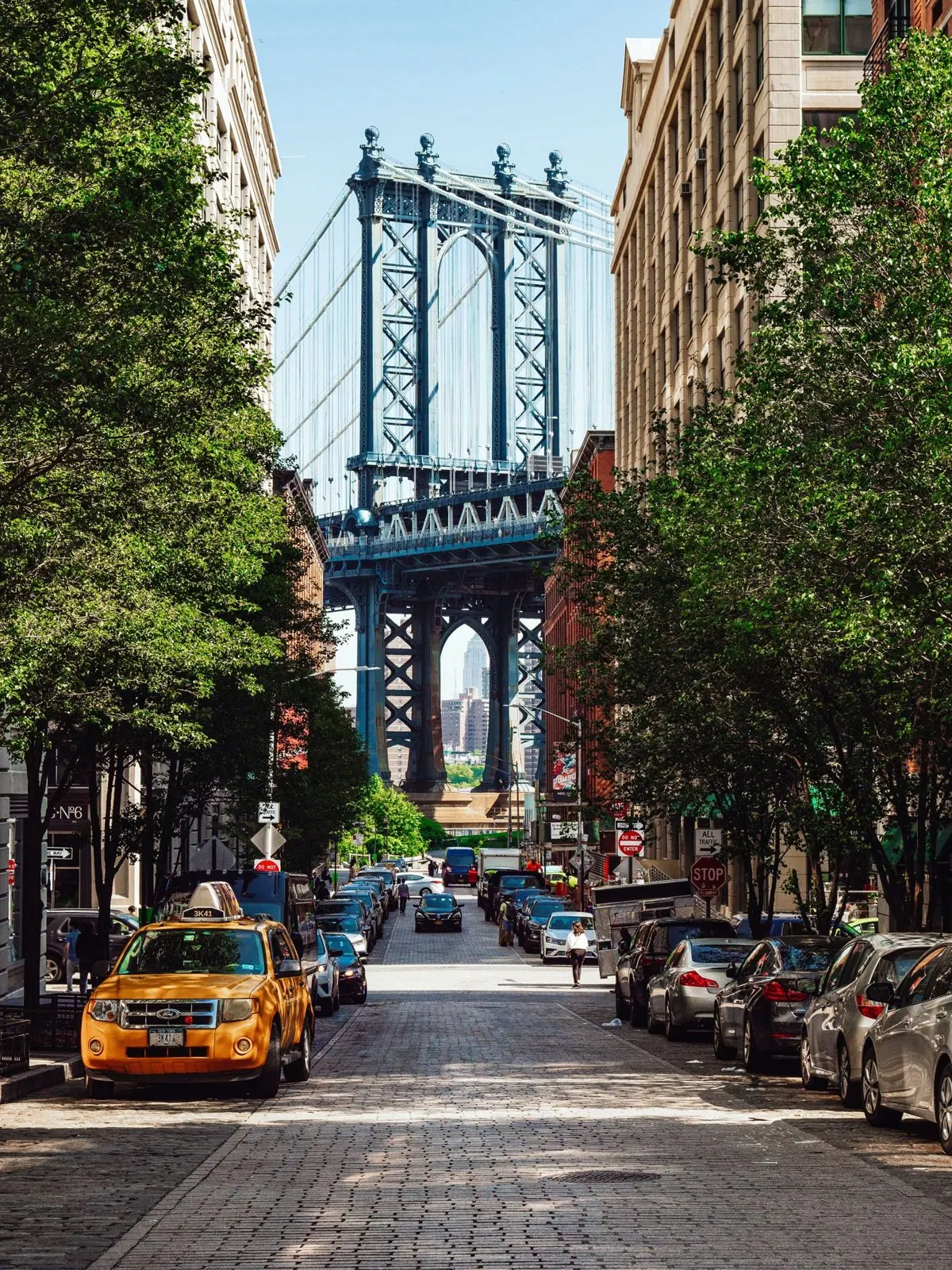 Manhattan street looking towards the Manhattan Bridge